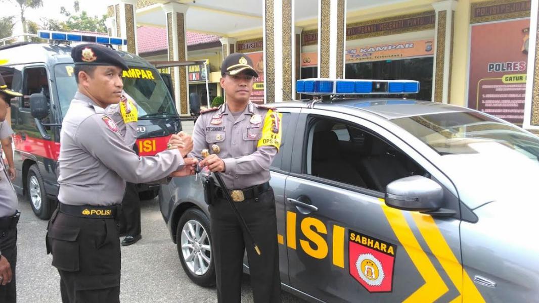 Kapolres Kampar Seranhkan 2 Unit Mobil Operasional dan 1 Set Komputer Kepada Satuan Fungsi Terkait