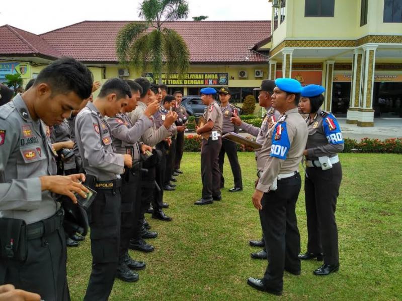 Kapolres Kampar dan Kasi Propam Sidak Personil Saat Apel Pagi