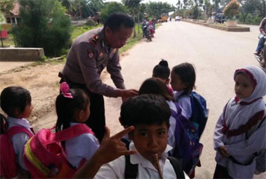 Kapolsek Batu Hampar Sambangi Pasar Tradisional dan Anak Sekolah