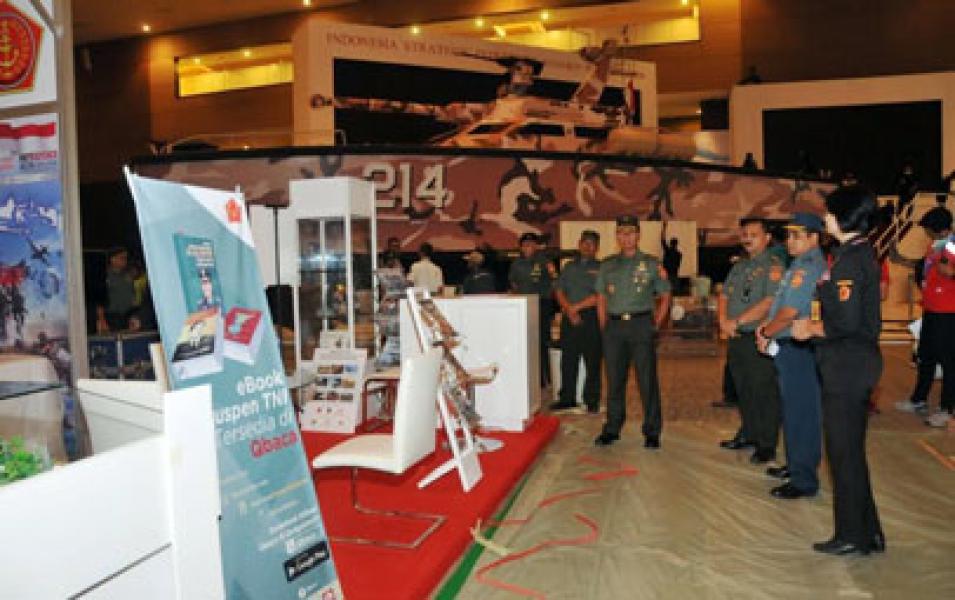 Kapuspen TNI Tinjau Stand TNI di Indo Defence Expo 2016  