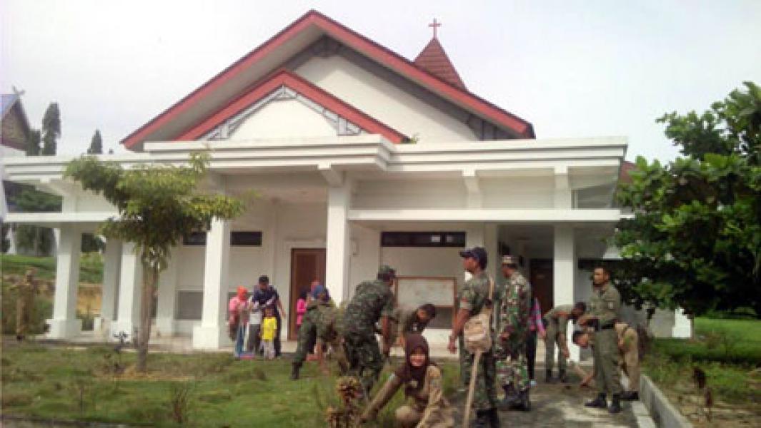 Karya Bhakti Bersihkan 3 Rumah Ibadah, Dandim Harapkan Kerukunan Tetap Terjaga