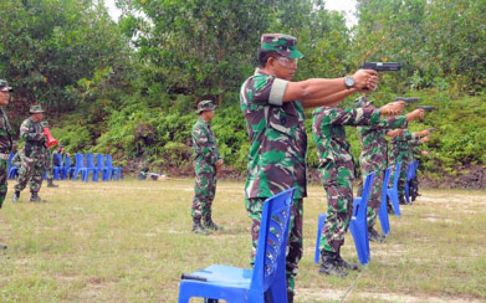 Kasrem 031/Wirabima Pimpin Latihan Menembak Pistol di Lapangan