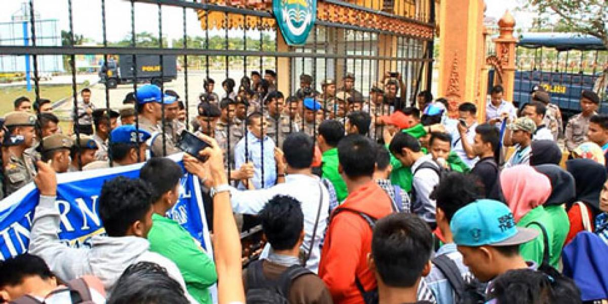 Mahasiswa Universitas Pasir Pengaraian Gelar Aksi Tolak Alfamart dan Indomaret