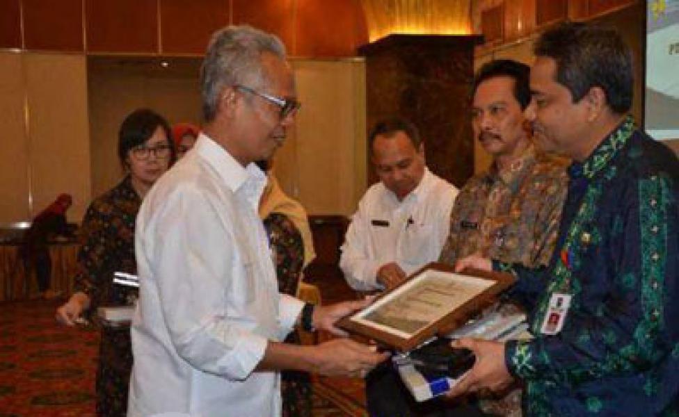 Miliki Perda Bangunan Gedung, Pemprov Riau Terima Penghargaan Dari Kementerian PUPR