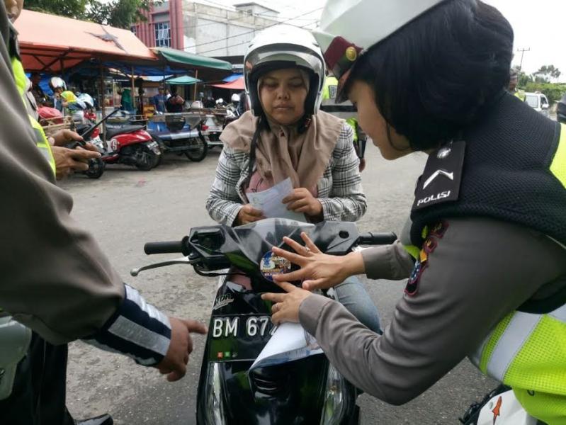 Ops Zebra Siak 2016, Satlantas Polres Kampar Bagikan Sticker Gratis ke Pelanggar Lalin