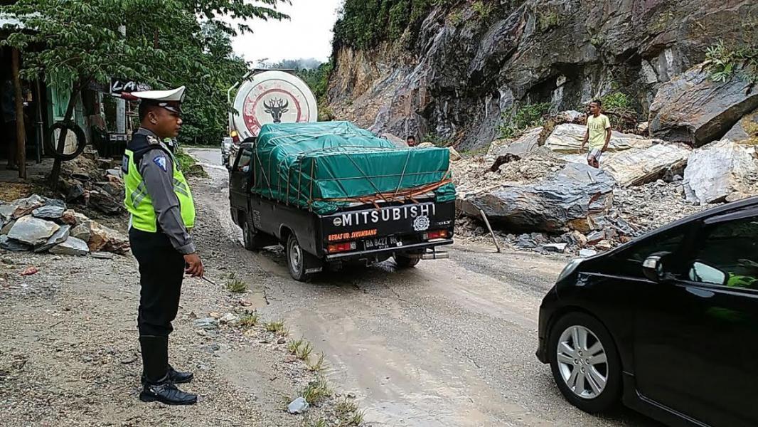 Pasca Longsor di Jalan Lintas Riau-Sumbar, Aparat Kepolisian Masih Berjaga Dilokasi