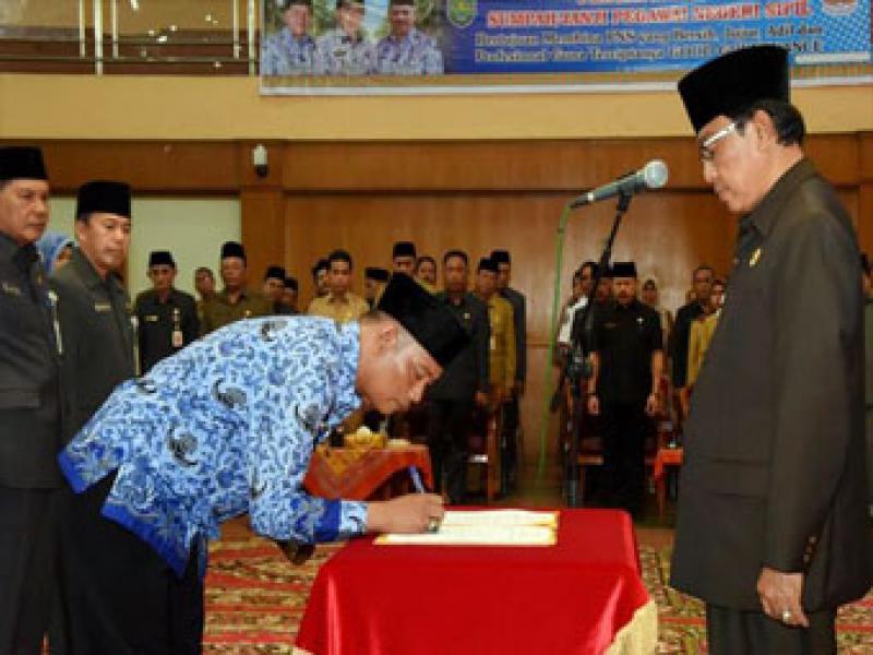 Pengambilan Sumpah dan Penyerahan SK PNS, Bupati: Berikan Pelayanan Publik Terbaik