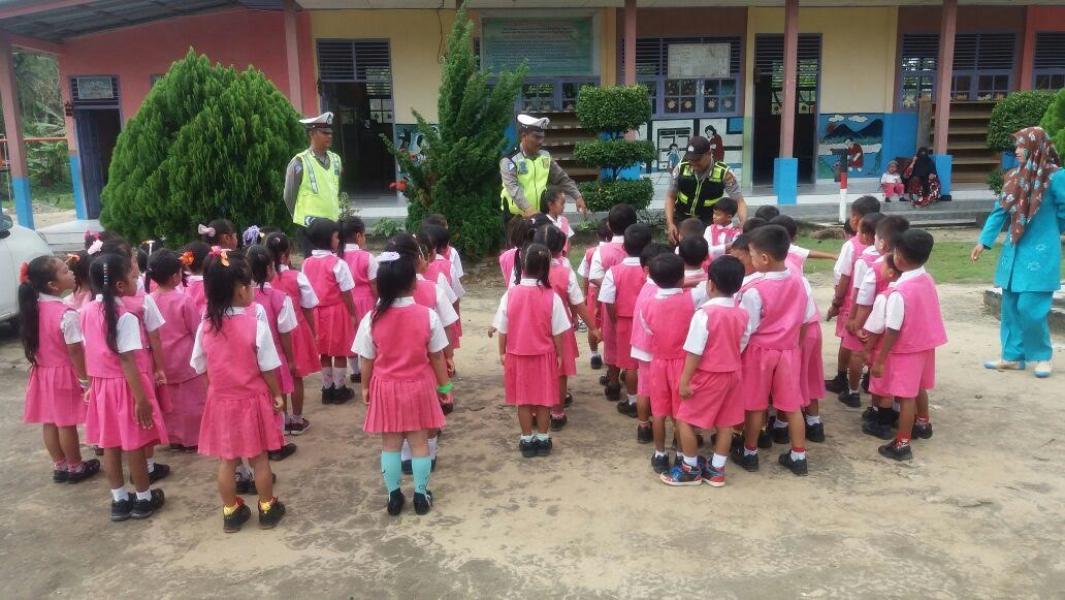 Personil Satlantas dan Bhabinkamtibmas Polsek Tapung Hilir Lakukan Giat Polisi Sahabat Anak