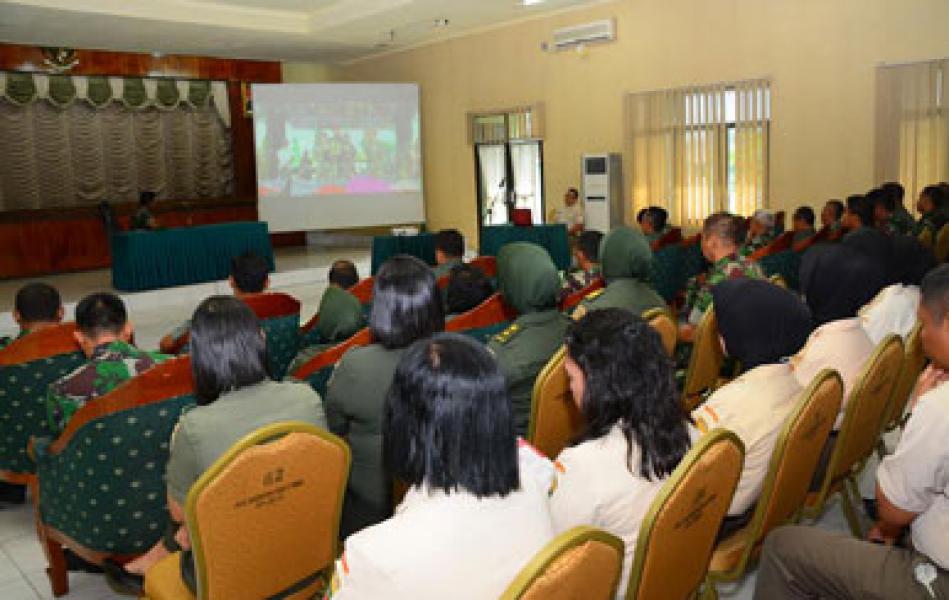 Prajurit dan PNS Di Jajaran Korem 031/Wirabima Nonton Bareng