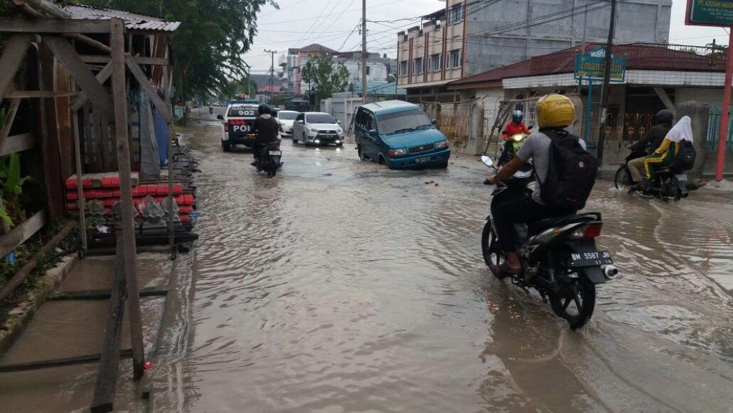 Ruas Jalan Melur Bawah Tergenang Air, Pengguna Jalan Dimta Agar Berhati-Hati 