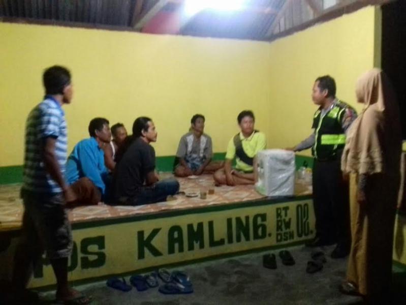 Sambangi Pos Ronda, Bhabinkamtibmas Berikan Bantuan