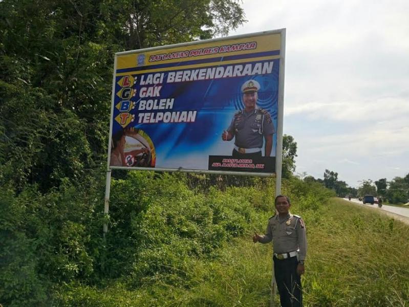 Sat Lantas Polres Kampar Pasang Spanduk Cegah Laka