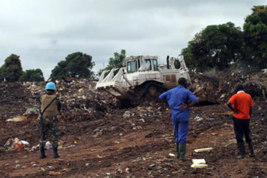 Satgas Kizi TNI Bantu Masyarakat Lokal Afrika Merapikan Sampah