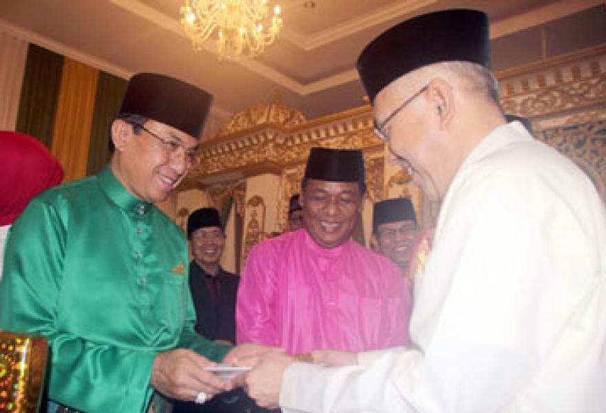 Sempena Idul Fitri, Bupati HM Wardan Hadiri Open House di Kediaman Gubri
