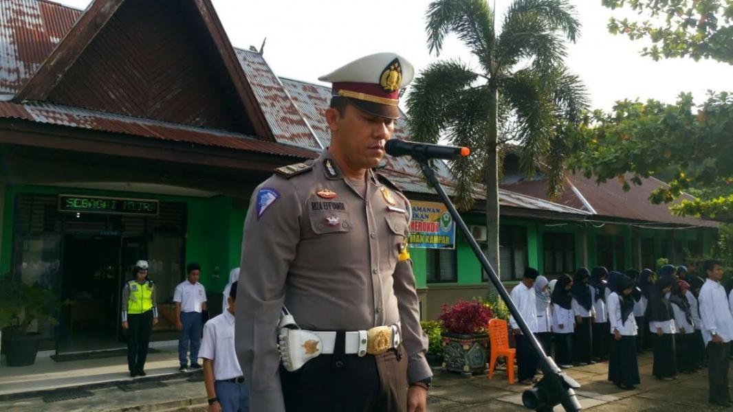 Tekan Angka Kecelakaan Diusia Pelajar, Kanit Laka Satlantas Polres Kampar Jadi Irup Upacara di Sekolah