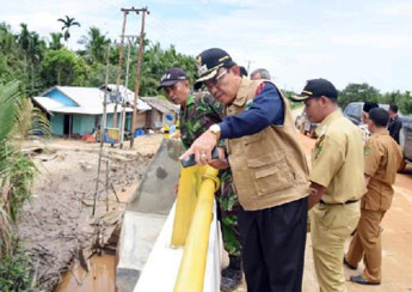 Tinjau Sejumlah Proyek di Enok, Bupati dan Rekanan Berkoordinasi