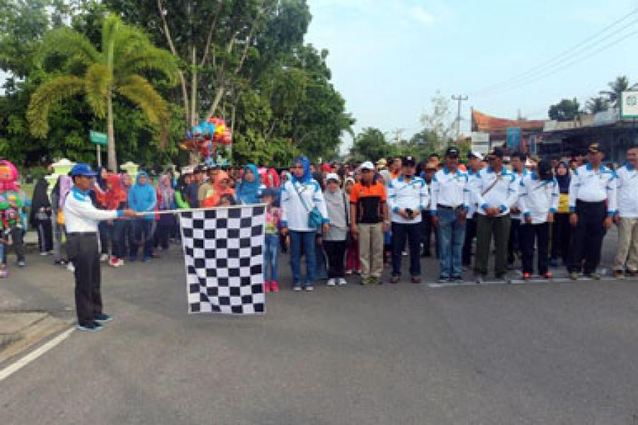 YONIF 132/BS Bersama Masyarakat Memperingati Hari Kesehatan Nasional Di Bangkinang