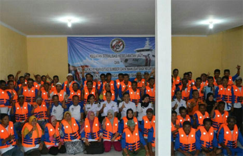 Bakamla RI Bagikan Life Jacket di Bangka Tengah