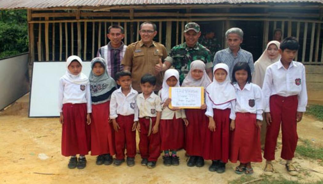 Danyonif 132/BS Beserta Rombongan Disdik Kampar Kunjungi SD Batu Sasak