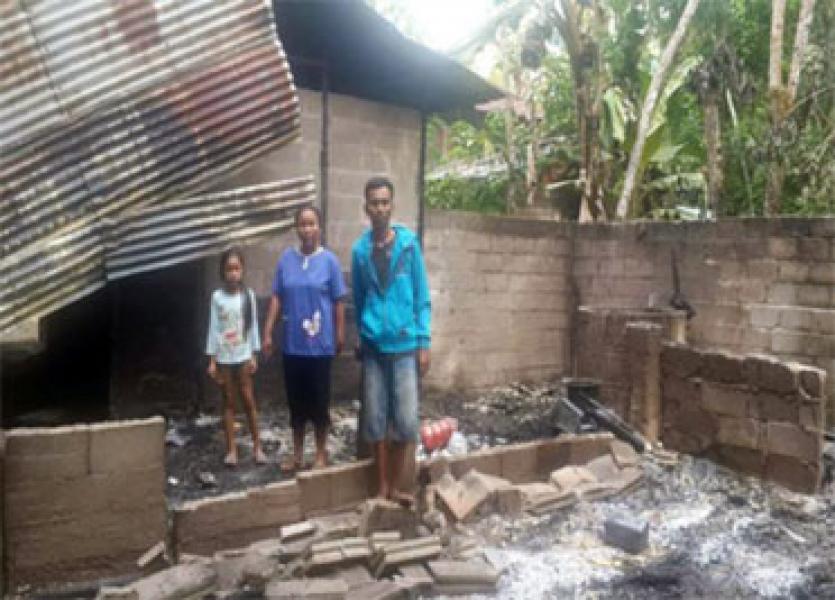 Diduga Konsleting, Rumah Warga Desa Pulau Kulur Kuansing Ludes Terbakar