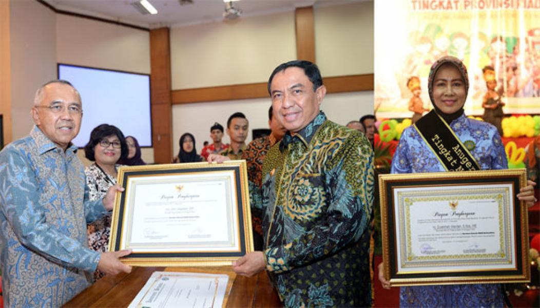 Komitmen Kembangkan PAUD, Bupati dan Bunda PAUD Inhil Raih Penghargaan