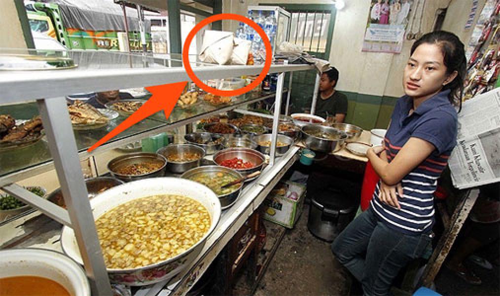 Lihat Penjual Menyembunyikan Sesuatu Pada Dagangannya, 20 th kemudian Penjual Tersebut Terkejut