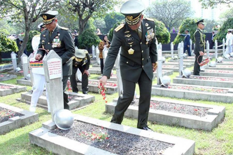 Panglima TNI Ziarah Nasional Hari Pahlawan di Kalibata