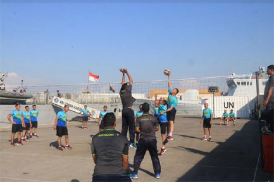 Pasukan Garuda Bersama Pasukan Bangladesh Gelar Pertandingan Voli