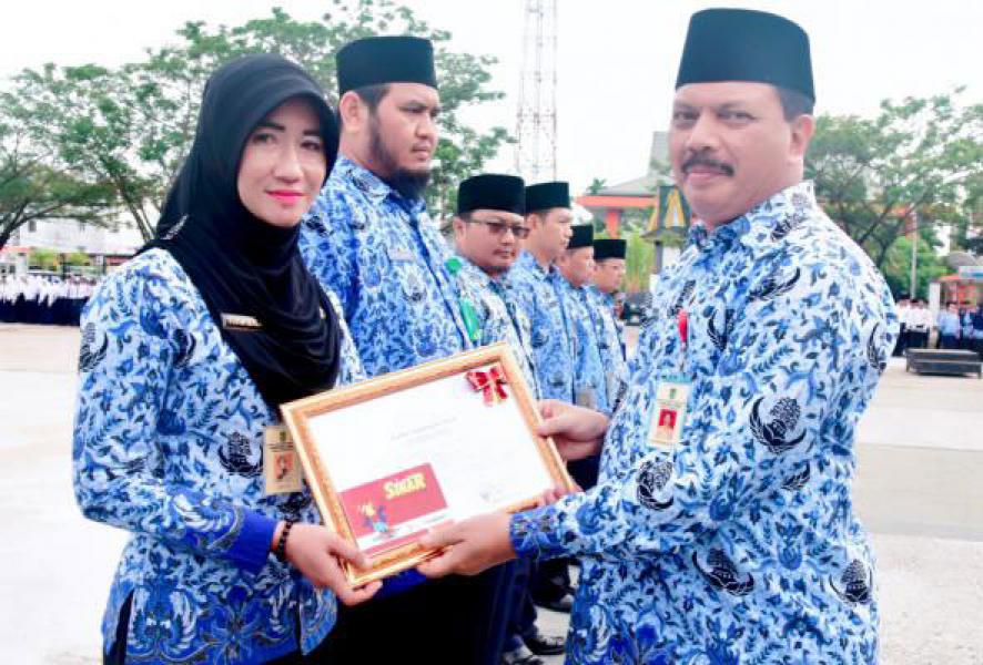 Sempena HUT Korpri Ke 46, Bupati Inhil Berikan Penghargaan Kepada 10 ASN Berprestasi