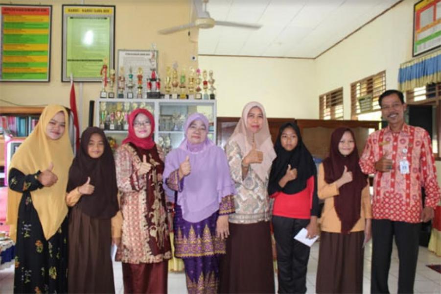 Tiga Siswa SDN 5 Bengkalis Terima Beasiswa Berprestasi