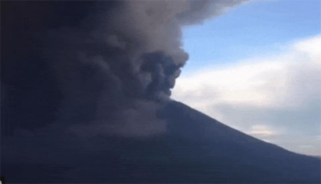 Video: Dahsyatnya Erupsi Gunung Agung Pagi Ini