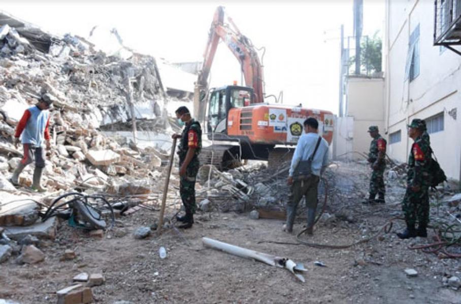 23 Prajurit TNI Kogasgabpad Renovasi Rumah Babinsa