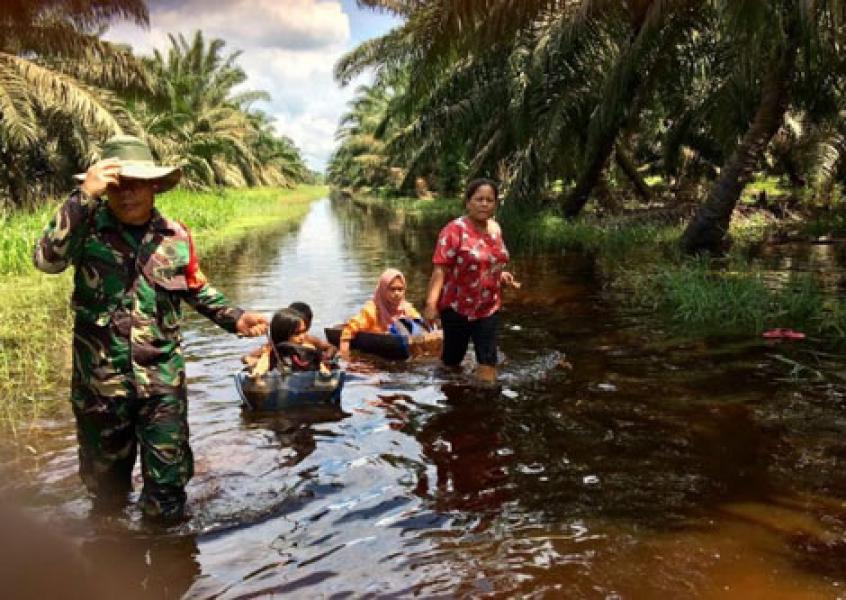 Babinsa 04/PKL Kuras Selalu Siap Bantu Korban Banjir