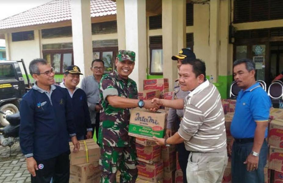 Babinsa Kodim Inhu Bantu Warga yang Terdampak Banjir