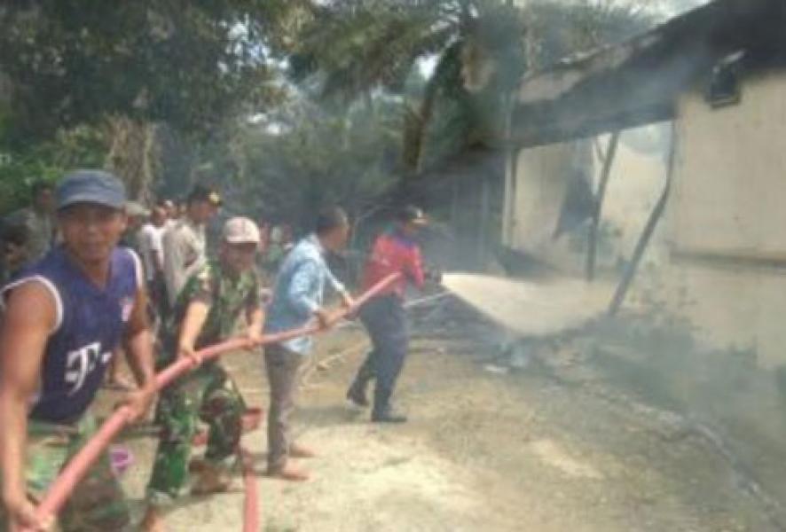 Babinsa Turut Berjibaku Padamkan Api yang Menghangus Rumah Warga Kota Lama