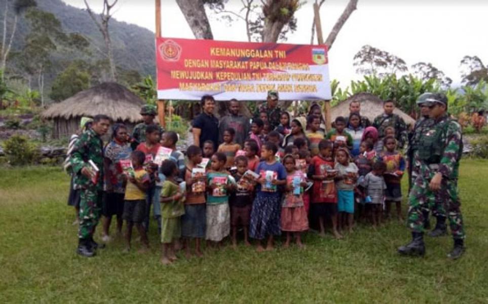 Bagikan Buku Gratis Dalam Rangka Peduli Pendidikan di Puncak Jaya