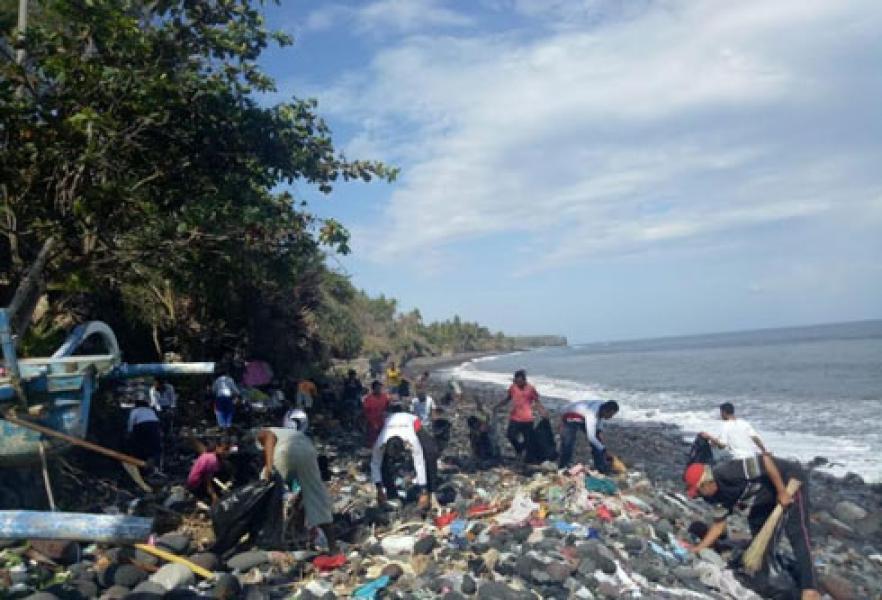 Bakamla SPKKL Karangasem Ajak Warga Bersihkan Pantai Ujung