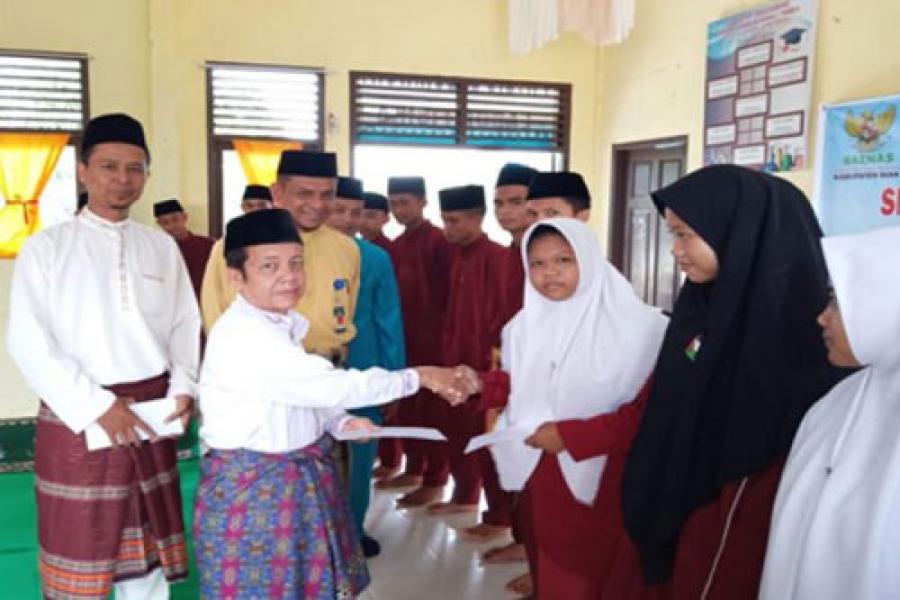 Baznas Siak Serahkan Beasiswa untuk 30 Pelajar di Dayun