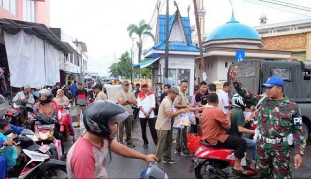 Dandim 0314/ Inhil aksi Bagi-bagi Nasi Kotak dan Tasbih kepada Abang Becak
