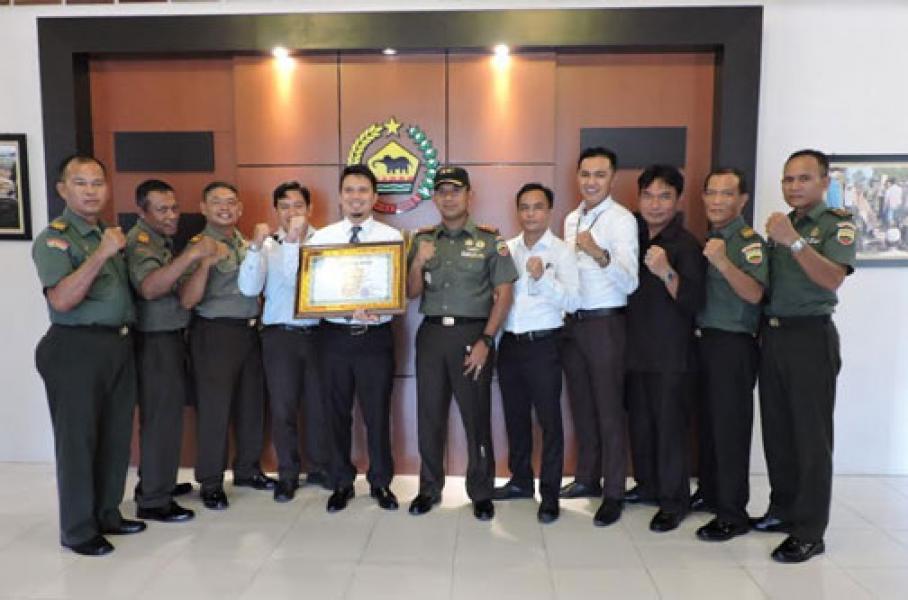 Dandim 0314/Inhil Serahkan Piagam Penghargaan Kepada Pimpinan BRI Cabang Tembilahan
