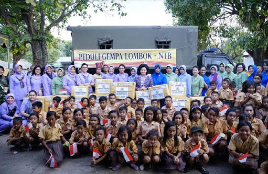 Dharma Pertiwi Bantu Perlengkapan Sekolah Dasar di Lombok Utara