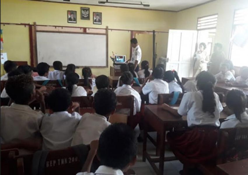 Fokuskan Keselamatan Nelayan, SPKKL Ambon Kunjungi Nelayan dan Siswa SD