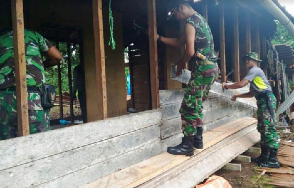 Kodim 0314/Inhil Bersama Baznas Kabupaten Inhil Bedah Rumah Ibu Sarimah