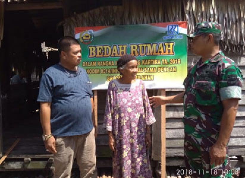 Kodim 0314/Inhil Laksanakan Bedah Rumah Ibu Salamah Di Desa Sungai Luar 
