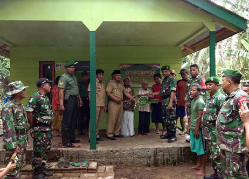 Kodim 0314/Inhil Serahkan Kunci Bedah Rumah Warga Tidak Mampu Di Kempas