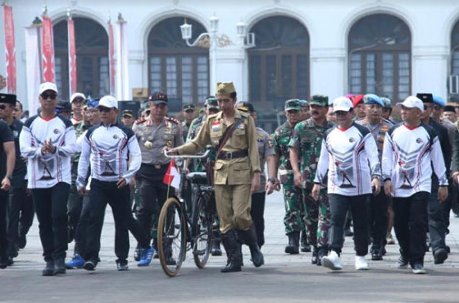 Panglima TNI Dampingi Presiden RI Bersepeda Santai di Kota Bandung