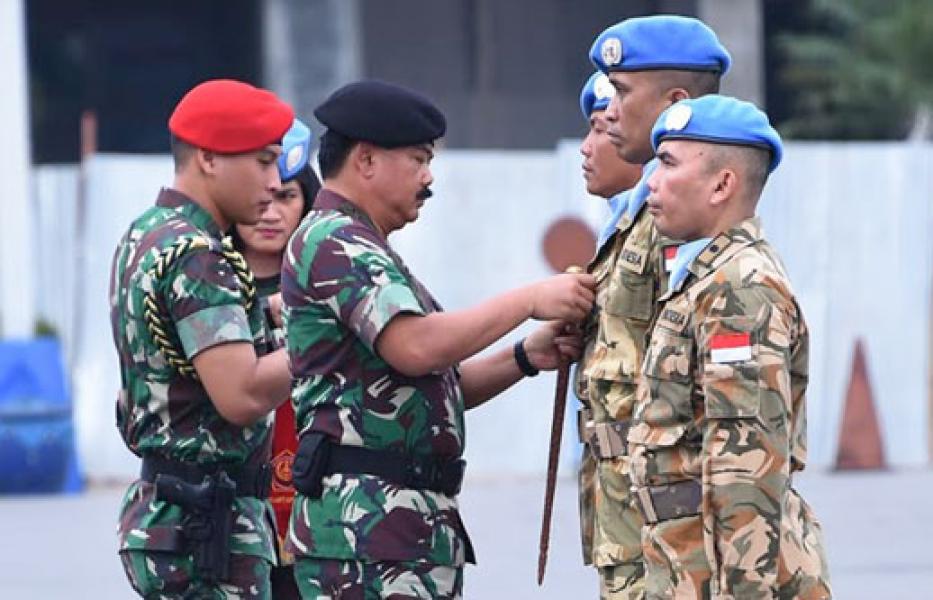Panglima TNI Sematkan Satyalancana Santi Dharma Personel Satgas MTF TNI Konga XXVIII-J UNIFIL