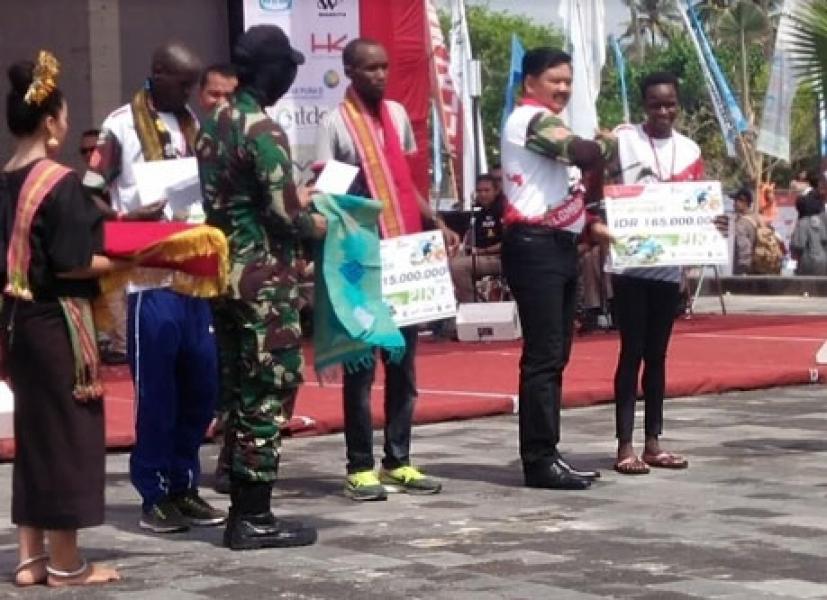 Panglima TNI Serahkan Hadiah Kejuaraan TNI Marathon Internasional 2018  di Kuta Mandalika