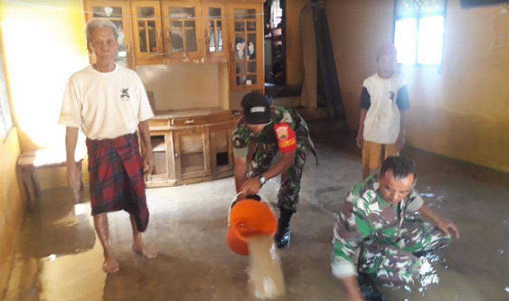 Pasca Banjir, Danramil 07/Kuantan Hilir Bersihkan Sekolah SD 003 Kampung Tengah