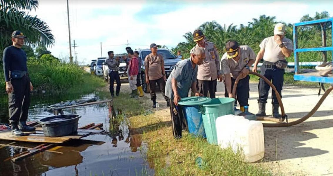 Polres Rohil Bagikan Air Bersih Kepada Warga Terdampak Banjir Di Desa Impah 